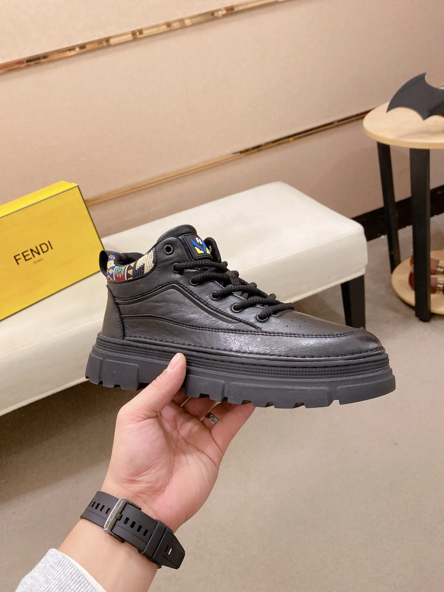 Factory price 442💰 (fendi) New high-top 👊🏻 upper 🇮🇹 imported cowhide fabric 🇩🇪 imported breathable mesh lining. The original outsole is molded to highlight the identity of every man, and the upper foot is elegant and stable🚶🏻🚶🏻The high-end custom counters reproduce the original version📯No matter the wind or rain, the shoe last remains unchanged and can withstand the verification of time🔍️,🔵 Size: 38-44